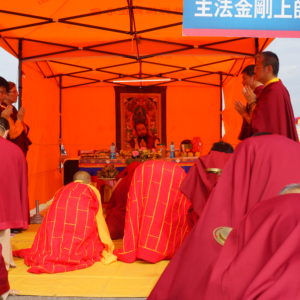 眾弟子們恭迎主法上師恆性嘉措仁波且