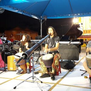 行動佛殿-樂藝供佛-高雄鼓道場 成立於2013年,由蔡嘉祥、吳家綺、林書瑜為樂團核心。多次的街頭演出經驗歷練,使傳統非洲鼓音樂,融合太鼓、澳洲迪吉里度管、手碟與人聲哼唱等不同元素集結而成。近期也加入了手碟(Handpan),以更具旋律的表現方式呈現打擊樂不同的風貌;更以這樣的音樂演奏方式拿下2017年全國街頭藝人大賽音樂類冠軍