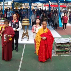 恭迎主法金剛上師 恆性嘉措仁波且 執行長索南平措仁波且率領眾弟子與貴賓一同恭迎主法上師
