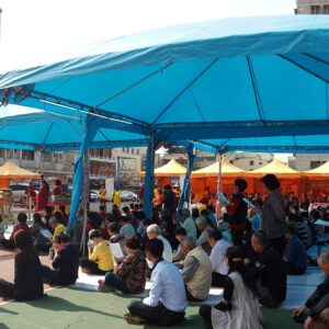 恭祝 H.H.第三世多杰羌佛日啟建法會 千人參加室外《觀音大悲感召加持法會》 世界佛教正心會 行動佛殿 佛光遍照 環島祈福法會為國泰民安、為世界和平、為一切眾生光明永昌祈福,第27站(1月11日至1月14日)抵達高雄前鎮后安籃球場。1月12日舉辦2019年開春第一場室外露天的《觀音大悲感召加持法會》,吸引全國各地的信眾湧來參加