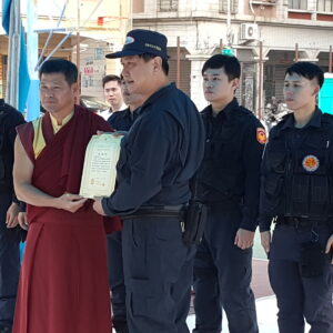 頒發感謝狀給高雄市政府警察局保安大隊特勤中隊霹靂戰警 高雄市政府警察局保安大隊特勤中隊霹靂戰警。保安大隊特勤中隊是警察菁英中的菁英,今以戰技表演供養諸佛菩薩