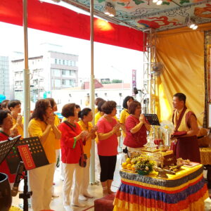 師兄姊向信眾介紹行動佛殿上 南無第三世多杰羌佛及三寶佛 師兄姊向信眾介紹行動佛殿上 南無第三世多杰羌佛及三寶佛