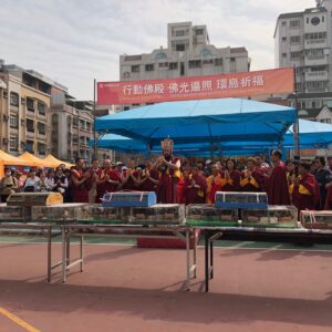 法會圓滿後主法仁波且遵奉佛陀慈悲利生的教導帶領信眾作放生結行 依照地藏十輪經記載—放生有如下的功德:長壽、慈悲心自然生起、善神為友、無量功德、眾人恭敬、無病無危害、快樂永幸福、生生世世敬信佛陀所行、不離三寶、終獲無上菩提之果、往生淨土。祝願被放生的眾生得佛力庇佑,早生善道,離苦得樂,祈願法界有情無諸病苦,業障消除,諸事吉祥,正法永駐,國泰民安,世界和平!