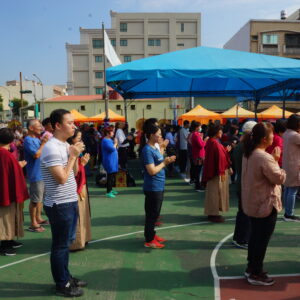 恭祝 H.H.第三世多杰羌佛日啟建法會 千人參加室外《觀音大悲感召加持法會》 行動佛殿仰仗 南無第三世多杰羌佛 南無本師釋迦牟尼佛無量的加持,廣結一切眾生的善念,令我們國泰民安、世界和平,所有眾生都能幸福吉祥,永遠光明昌盛。祈願一切眾生藉此殊勝因緣,都能皈依佛、法、僧三寶修學如來正法,究竟脫離生老病死輪迴的痛苦,在這五濁惡世的娑婆國土,唯有精進虔誠依止修學如來正法,才能即身了生脫死、往生淨土