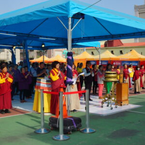 恭祝 H.H.第三世多杰羌佛日啟建法會 千人參加室外《觀音大悲感召加持法會》 行動佛殿仰仗 南無第三世多杰羌佛 南無本師釋迦牟尼佛無量的加持,廣結一切眾生的善念,令我們國泰民安、世界和平,所有眾生都能幸福吉祥,永遠光明昌盛。祈願一切眾生藉此殊勝因緣,都能皈依佛、法、僧三寶修學如來正法,究竟脫離生老病死輪迴的痛苦,在這五濁惡世的娑婆國土,唯有精進虔誠依止修學如來正法,才能即身了生脫死、往生淨土。