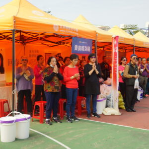 恭祝 H.H.第三世多杰羌佛日啟建法會 千人參加室外《觀音大悲感召加持法會》 行動佛殿仰仗 南無第三世多杰羌佛 南無本師釋迦牟尼佛無量的加持,廣結一切眾生的善念,令我們國泰民安、世界和平,所有眾生都能幸福吉祥,永遠光明昌盛。祈願一切眾生藉此殊勝因緣,都能皈依佛、法、僧三寶修學如來正法,究竟脫離生老病死輪迴的痛苦,在這五濁惡世的娑婆國土,唯有精進虔誠依止修學如來正法,才能即身了生脫死、往生淨土。