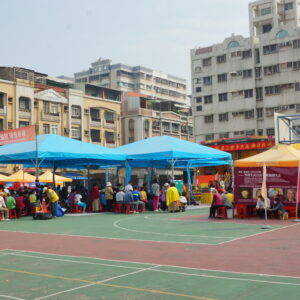 恭祝 H.H.第三世多杰羌佛日啟建法會 千人參加室外《觀音大悲感召加持法會》 世界佛教正心會 行動佛殿 佛光遍照 環島祈福法會為國泰民安、為世界和平、為一切眾生光明永昌祈福,第27站(1月11日至1月14日)抵達高雄前鎮后安籃球場。1月12日舉辦2019年開春第一場室外露天的《觀音大悲感召加持法會》,吸引全國各地的信眾湧來參加