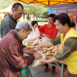 行動佛殿來到大高雄地區，響應"人進來 東西賣出去 高雄發大財"，持續向產地農民購置共2000多斤白玉蘿蔔及翠玉金瓜，於每場誦經法會圓滿後，分送給誦經的民眾
