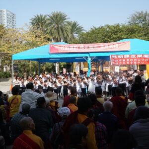 林明輝教授應本會邀請帶領『弘育音樂教育中心』&『高雄市立圖書館岡山分館』數十位經驗豐富的教師群，以“玩”琴的快樂心情，“心懷悲願，情繫眾生”，走出教室、走入社會，像音樂天使般展現真善美的翅膀，將「愛樂喜樂」傳送到社會各個角落。今天由上百位高雄弘育小提琴和高雄市立圖書館岡山分館小提琴親子營的國中小學生聯合演出，帶來九首膾炙人口，通俗有趣，涵蓋國內國外的世界名曲分享樂聲給所有在場的信眾。