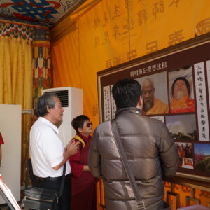 師兄姊向林明輝教授及林沐蒼指揮介紹因海聖尊圓寂聖蹟