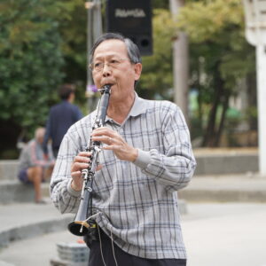 從台北特地南下到高雄表演的薩克斯風老師，帶來一首又一首的歌曲