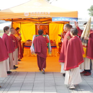 眾弟子恭迎主法上師恆性嘉措仁波且 本會指導上師恆性嘉措仁波且是 南無第三世多杰羌佛在台法嗣弟子,秉承恩師教誨,巡迴世界各地弘揚如來正法,發慈悲心關懷弱勢族群。仁波且曾在2004年發心代眾生消業環島五體投地大禮拜,在大禮拜時曾閉關27天,其中22天滴水粒米未進,仁波且的大悲心、清靜的修為、崇高的精神為世人所敬佩,於2017年獲得喬治亞共和國皇太子冊封為世襲貴族子爵