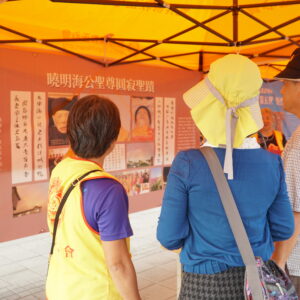 本會師姐向信眾介紹因海聖尊圓寂聖蹟 本會師姐向信眾介紹因海聖尊圓寂聖蹟