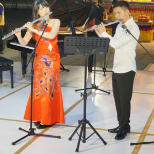 行動佛殿-樂藝供佛-音樂演奏碩士Tiana李欣怡帶領光武國小長笛團與天那音樂學員 天那音樂執行長-音樂演奏碩士Tiana李欣怡帶領光武國小長笛團與天那音樂學員,有剛啟蒙的小朋友也有鋼琴比賽常勝軍,社會人士與七十歲樂齡長輩演奏鋼琴、長笛及小提琴,並邀請了聲樂家好友王彥云帶來優美的歌曲。誠心希望在《歡樂港都搖滾之夜》跟大眾分享我們有音樂陪伴滋養的美好人生滋味。