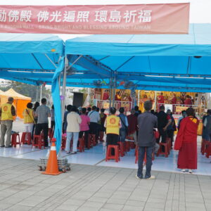 指導金剛上師每天帶領大眾恭誦兩部《佛說阿彌陀經》 指導金剛上師帶領大眾恭誦兩部《佛說阿彌陀經》,祈願有緣人都能往生西方極樂世界。佛說阿彌陀經云:佛告舍利弗,不可以少善根福德因緣得生彼國。希望行動佛殿所到之處,皆能祈求國泰民安、世界和平,並為一切眾生祈求福慧圓滿。