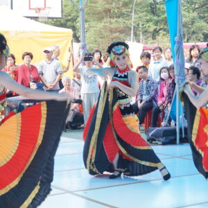 行動佛殿-樂藝供佛-雲之彩民族舞團 雲之彩民族舞團團員帶來彝族舞蹈,美麗多彩的舞蹈風情贏得大家的掌聲