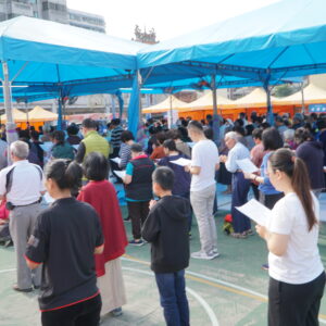 恭祝 H.H.第三世多杰羌佛日啟建法會 千人參加室外《觀音大悲感召加持法會》 行動佛殿仰仗 南無第三世多杰羌佛 南無本師釋迦牟尼佛無量的加持,廣結一切眾生的善念,令我們國泰民安、世界和平,所有眾生都能幸福吉祥,永遠光明昌盛。祈願一切眾生藉此殊勝因緣,都能皈依佛、法、僧三寶修學如來正法,究竟脫離生老病死輪迴的痛苦,在這五濁惡世的娑婆國土,唯有精進虔誠依止修學如來正法,才能即身了生脫死、往生淨土