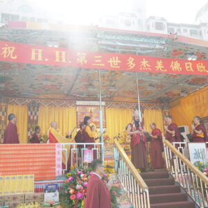 恭祝 H.H.第三世多杰羌佛日啟建法會 千人參加室外《觀音大悲感召加持法會》 主法上師 庫頓尊哲雍仲尊者第五世 恆性嘉措仁波且承恩師 南無第三世多杰羌佛親傳「觀音大悲感召加持法」,藉此傳承力感召 大悲觀世音菩薩親臨現場