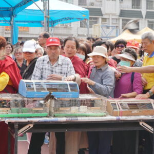法會圓滿後主法仁波且遵奉佛陀慈悲利生的教導帶領信眾作放生結行 依照地藏十輪經記載—放生有如下的功德:長壽、慈悲心自然生起、善神為友、無量功德、眾人恭敬、無病無危害、快樂永幸福、生生世世敬信佛陀所行、不離三寶、終獲無上菩提之果、往生淨土。祝願被放生的眾生得佛力庇佑,早生善道,離苦得樂,祈願法界有情無諸病苦,業障消除,諸事吉祥,正法永駐,國泰民安,世界和平!