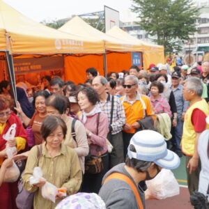 秉持觀世音菩薩「大悲行願 無處不現」的精神,在法會圓滿後,提供民生物資捐贈給高雄前鎮區附近弱勢家庭及獨居老人表達本會對弱勢團體的關心。法會現場提供三寶佛及觀世音菩薩聖像,歡迎大家恭請配戴並持佛菩薩聖號。與會信眾將佛菩薩加持的平安麵、翠玉金瓜,請回家與家人共享可保平安吉祥,共同護持法會及提供關懷弱勢族群物資更是福慧綿延,護佑子孫。 秉持觀世音菩薩「大悲行願 無處不現」的精神,在法會圓滿後,提供民生物資捐贈給高雄前鎮區附近弱勢家庭及獨居老人表達本會對弱勢團體的關心。法會現場提供三寶佛及觀世音菩薩聖像,歡迎大家恭請配戴並持佛菩薩聖號。與會信眾將佛菩薩加持的平安麵、翠玉金瓜,請回家與家人共享可保平安吉祥,共同護持法會及提供關懷弱勢族群物資更是福慧綿延,護佑子孫。