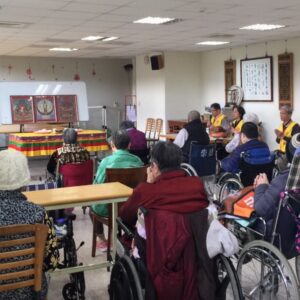 新竹無盡藏分院十多年來不間斷每周日早上在新竹崇德安養中心關懷老人帶領念佛！