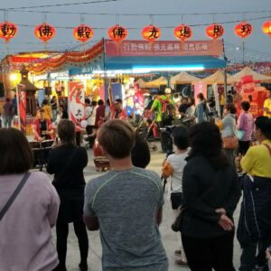 行動佛殿 鬧元慶慶祝晚會 「世界佛教正心會 行動佛殿 佛光遍照 環島祈福法會」的「鬧元宵慶祝晚會」,邀請眾多表演團體到屏東大鵬灣樂藝供佛慈善演出!同時佛菩薩加持大眾善信,共賞觀覽藝文饗宴。