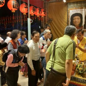 來到行動佛殿上民眾禮拜三寶佛,頂禮佛舍利,瞻仰 南無第三世多杰羌佛返老回春聖蹟,讚嘆佛法殊勝偉大 世界佛教正心會 文殊院 行動佛殿 佛光遍照 環島祈福法會在宗教燈區正對面(卡丁車館旁),歡迎所有賞燈會民眾來到行動佛殿上,禮拜三寶佛,瞻仰佛陀舍利。佛陀舍利是極為神聖珍貴之物,是2500年前釋迦牟尼佛入涅槃荼毗所遺留下的聖物,供養頂禮佛陀舍利福報無邊。