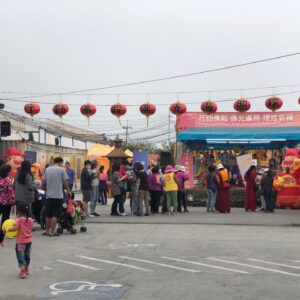 絡繹不絕的人潮來到行動佛殿 佛光遍照 環島祈福法會祈福 世界佛教正心會 文殊院 行動佛殿 佛光遍照 環島祈福法會在宗教燈區正對面(卡丁車館旁),歡迎所有賞燈會民眾來到行動佛殿上,禮拜三寶佛,瞻仰佛陀舍利。佛陀舍利是極為神聖珍貴之物,是2500年前釋迦牟尼佛入涅槃荼毗所遺留下的聖物,供養頂禮佛陀舍利福報無邊。