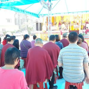 本會指導上師恆性嘉措仁波且帶領信眾一同恭誦佛說阿彌陀經 廣應廟祭拜的是王爺,台灣多是媽祖信仰,我們拜媽祖、王爺是求身體健康,家庭美滿、財源廣進,但是我們百年之後呢?我們現在更要皈依佛法僧三寶,修學如來正法,祈請佛祖帶我們去西方極樂世界!不要再來受生老病死苦,這也是行動佛殿的目的!