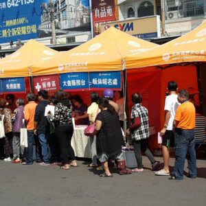 法會圓滿後,公益關懷弱勢家庭,致贈經持過的泡麵及金瓜 法會圓滿後,公益關懷弱勢家庭,致贈經持過的泡麵及金瓜