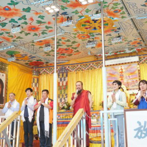 本會指導上師恆性嘉措仁波且(中)打造行動佛殿世界第一輛林園祈福,立法委員林岱樺(右三)、高雄市議員邱于軒(右二)、市議員韓賜村(右一)、市議員王耀裕助理龍展旌(左三)、前林園鄉鄉長,現任廣應廟主委黃兆呈(左四)及文賢里長黃三源等貴賓蒞臨(左二) 恆性嘉措仁波且於法會致詞時表示:如來正法不但可以令我們脫離生老病死輪迴之苦,而且可以令我們福報智慧壽命圓滿具足,我們打造全世界唯一的行動佛殿就是希望所有眾生都能皈依佛法僧三寶,共同修學如來正法!了脫生死,究竟解脫輪迴!
有兩位師承 南無第三世多杰羌佛 聖義本尊授承的大成就者!更是明證!震撼世界佛教四段金釦的因海「聖尊」,因海老和尚圓寂後11小時留影,臉型瘦削,皺紋滄桑,「聖僧」因海老和尚圓寂後第10天,肌肉骨骼神變,大變圓滿莊嚴容,判若兩人。現在美國落成的聖蹟寺,曾放因海長老的觀音殿,「聖尊」法照依然每時每刻在公開顯聖,人人可見。
另一位是2018年9月20日生死自由的「教尊」祿東贊,「教尊」祿東贊法王生死自由,都符合王法在未圓寂前公開預告給大家的情況,寫完給恩師 南無第三世多杰羌佛的拜別文,字跡未乾,就地坐化。完全如預言,絲毫無差