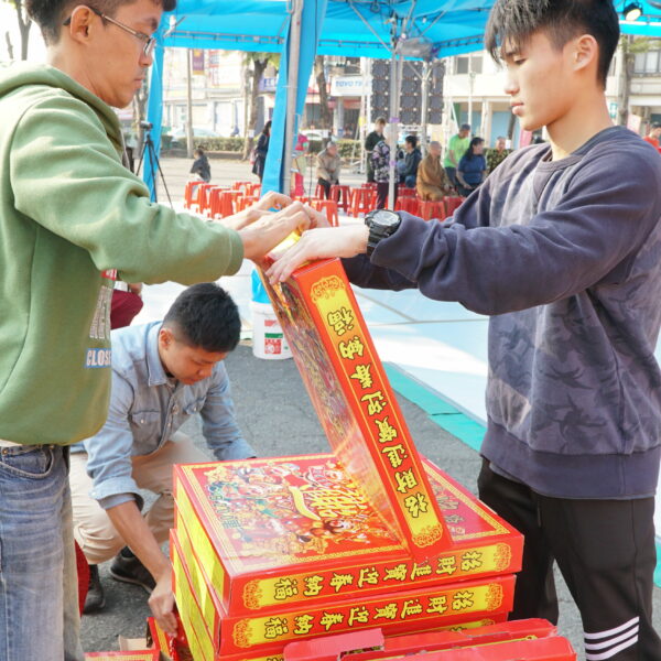 師兄姊一早就開始準備鞭炮 大年初五在屏東內埔舉辦迎財神- 財富財神法會。一早鞭炮聲炸響法會現場,象徵一年的開始響徹雲宵、滿地紅