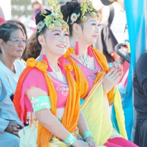 一早鞭炮聲炸響法會現場,象徵一年的開始響徹雲宵、滿地紅,領取好運福袋及金豬燈籠的信眾將會場擠得水洩不通,一邊觀賞精彩的表演,一邊禮拜點香供佛,會場熱鬧滾滾! 一早鞭炮聲炸響法會現場,象徵一年的開始響徹雲宵、滿地紅,領取好運福袋及金豬燈籠的信眾將會場擠得水洩不通,一邊觀賞精彩的表演,一邊禮拜點香供佛,會場熱鬧滾滾!