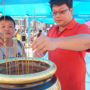 愛心樹慈善會理事長鍾育杰到法會現場點香供佛,祈求諸事平安順利 愛心樹慈善會理事長鍾育杰到法會現場點香供佛,祈求諸事平安順利