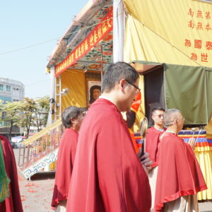眾弟子與信眾恭迎主法上師 恆性嘉措仁波且陞座主法 眾弟子與信眾恭迎主法上師 恆性嘉措仁波且陞座主法