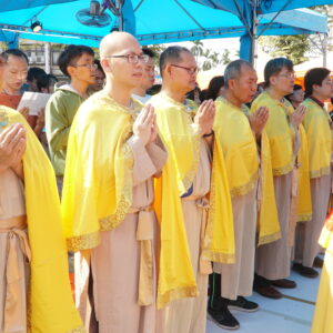 指導上師恆性嘉措仁波且率領眾弟子們,與信眾一同恭誦二十一尊救度母禮讚經 「世界佛教正心會 行動佛殿 佛光遍照 環島祈福法會」於農曆大年初一,2月5日(星期二)就來到屏東內埔鄉農會前廣場啟建「迎春祈福大法會」,與當地信眾一起慶賀春節!大年初一到初五,每天恭誦不同的經典,讓民眾在新年的一開始就誦經除障淨心,感受諸佛菩薩佛力加被