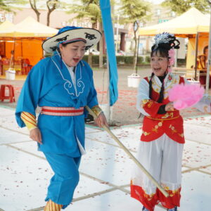 行動佛殿 樂藝供佛-劉榮鳳&王慧樺 戲曲 大年初一到初六,行動佛殿邀請許多表演團體樂藝供佛慈善演出,感謝所有表演者過年期間來到屏東內埔提供精采演出
