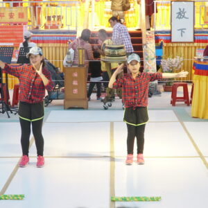 行動佛殿 樂藝供佛 Sunny Girl 林郁心,林郁庭 「世界佛教正心會 行動佛殿 佛光遍照 環島祈福法會」的「鬧元宵慶祝晚會」,邀請眾多表演團體到屏東大鵬灣樂藝供佛慈善演出!同時佛菩薩加持大眾善信,共賞觀覽藝文饗宴。