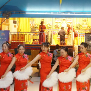 行動佛殿 樂藝供佛 屏東彼岸花關懷協會 夜上海 「世界佛教正心會 行動佛殿 佛光遍照 環島祈福法會」的「鬧元宵慶祝晚會」,邀請眾多表演團體到屏東大鵬灣樂藝供佛慈善演出!同時佛菩薩加持大眾善信,共賞觀覽藝文饗宴。