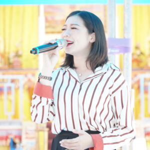 行動佛殿 樂藝供佛 歌手林佳慧 邀請林園女兒林佳慧到法會現場樂藝供佛,曾參加台灣那麼旺及超級紅人榜歌唱比賽的林佳慧特別回到故鄉以美聲供佛