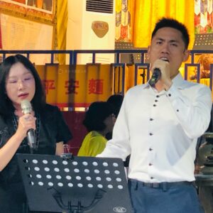 行動佛殿 樂藝供佛 聲樂家林黛安&季祥禎 世界佛教正心會 行動佛殿 佛光遍照 環島祈福法會第30站來到屏東大鵬灣台灣燈會,邀請表演團體來到燈會現場樂藝供佛,參與難得殊勝勝會