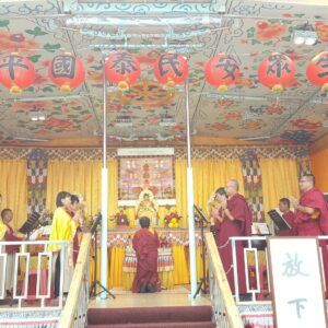 眾弟子及信眾們共同恭誦佛說阿彌陀經，祈請  南無第三世多杰羌佛  祈請  南無本師釋迦牟尼佛，為國泰民安祈福、為世界和平祈福、為一切眾生光明永昌祈福!