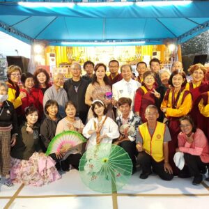 世界佛教正心會行動佛殿公益慈善演出邀請夢田藝社等表演團體以樂藝供佛，表演後全體合照