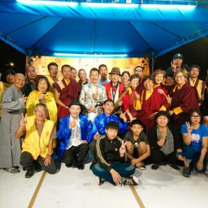 世界佛教正心會行動佛殿公益慈善演出邀請平衡藝團等表演團體以樂藝供佛，表演後全體合照