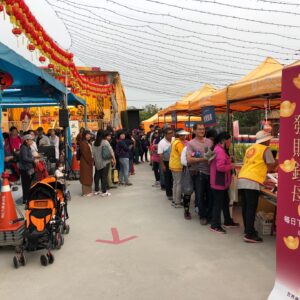 行動佛殿第30站來到屏東大鵬灣台灣燈會,信眾排隊領取發財金及金豬燈籠 適逢元宵佳節,世界佛教正心會準備金豬燈籠及發財金讓信眾好運一整年,每日絡繹不絕信眾來到佛殿排隊領取