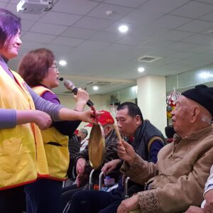 幽默的榮家伯伯自備小鑼前來同樂 幽默的榮家伯伯自備小鑼前來同樂