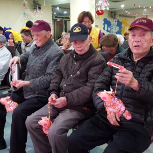 執行長陳和慧女士帶領師兄姐們送滿願金豬到板橋榮民之家,與一生戎馬、為國貢獻的榮民伯伯猜燈謎、抽福袋、喊心願、貼滿願卡,歡慶佳節 執行長陳和慧女士帶領師兄姐們送滿願金豬到板橋榮民之家,與一生戎馬、為國貢獻的榮民伯伯猜燈謎、抽福袋、喊心願、貼滿願卡,歡慶佳節