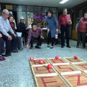 高智爾球因地制宜,根據不同場地做玩法上的變化,透過九宮格趣味擲準練習 高智爾球因地制宜,根據不同場地做玩法上的變化,透過九宮格趣味擲準練習