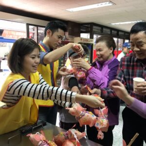 贈送滿願金豬給與會所有來賓 贈送滿願金豬給與會所有來賓