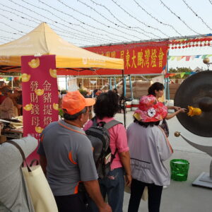 敲響祈福鑼讓諸佛菩薩聽到自己的心願 適逢元宵佳節,世界佛教正心會準備金豬燈籠及發財金讓信眾好運一整年,每日絡繹不絕信眾來到佛殿排隊領取